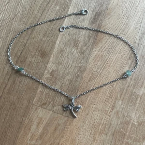 Halsband - Berlocken och kedjan är rostfritt stål, kristallerna är grön aventurin.