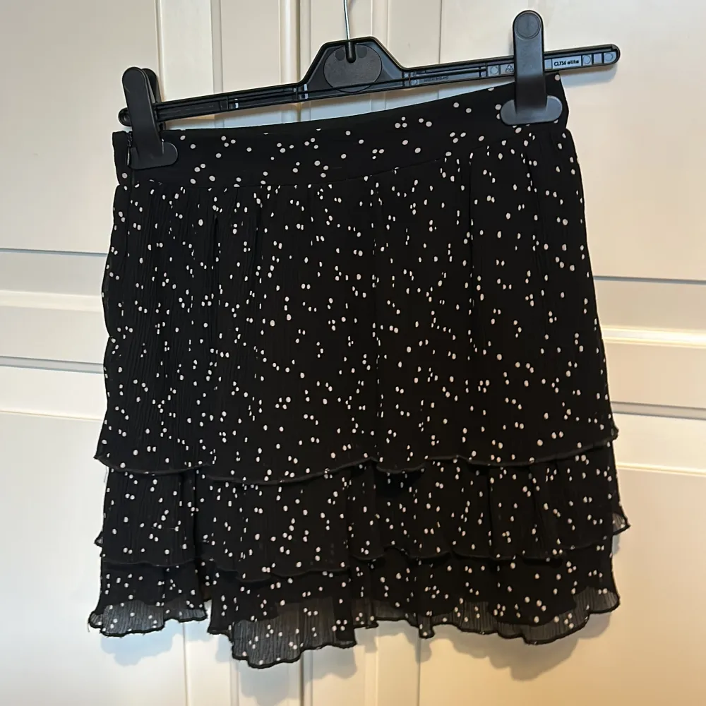 Säljer denna söta kjolen från Zara! Säljer den då den inte kommer till användning längre. Den är i väldigt fint skick. Det finns en dragkedja vid sidan samt inbyggda shorts. 🤍🖤Pris kan diskuteras!!!. Kjolar.