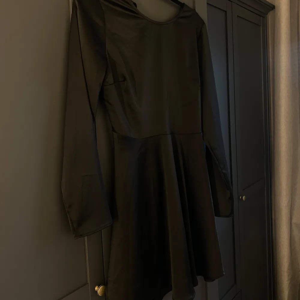 Super söt svart klänning med öppen rygg 🤩 Storlek 38. . Klänningar.