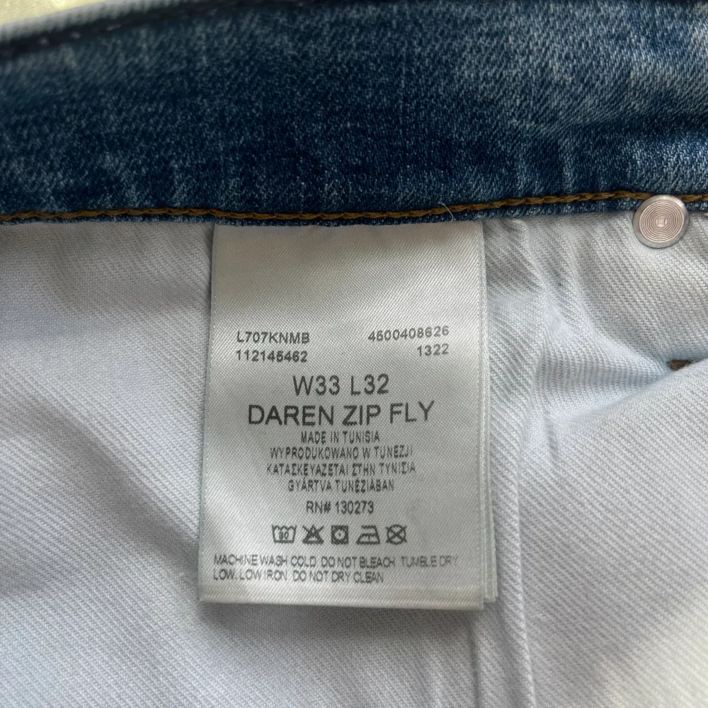 Säljer dessa Lee jeans, skulle säga att de passar Slim fit. Storleken är W33 / L32. Skicket är 9/10 och priset är diskuterbart.  Skriv gärna vid frågor!. Jeans & Byxor.