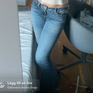 Lågmidjade jeans  - Världens finaste Lågmidjade bootcut jeans från zara i storlek S. De har något litet hål övre bakre ficka (se bild) annars är de helt felfria! Jag på bilden är 170 lång och de passar mig perfekt i längden. 