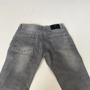 Louis Vuitton Jeans - Köpta på Plick för 1000. Säljer för de sitter extremt små på mig. Jag är 187 70kg och de passade helt ok om jag hade häng.  Stl 32 Säljs för mindre för brist på kvitto. Fick inget från när jag köpte dem. 