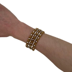 Vintage armband med detaljer  - Vintage armband med detaljer. Köp antingen enskild eller som paket med andra varor till billigare pris. Köpare står för frakt :).