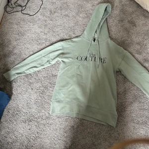 Mintgrön tjocktröja - Fin skön tjocktröja som jag säljer för att den tyvärr blivit för liten för mig bra skick köpte den från second hand men jag har bara använt den få tal gånger. Den är XS men passar även som S. Köpare får betala för frakt!