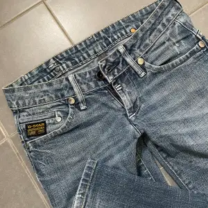 Lågmidjade jeans från G-star, fint skick och i storlek 32 Köptes för 800
