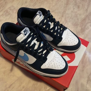 Nike skor för män. Storlek 45 - Nike dunk low  •Storlek 45 för män.  •Färg- Obsidain/vit/University Gold University Blue. • Pris kan diskuteras.• Använd ett par gånger (Ordpris från NIKE -1599kr) 