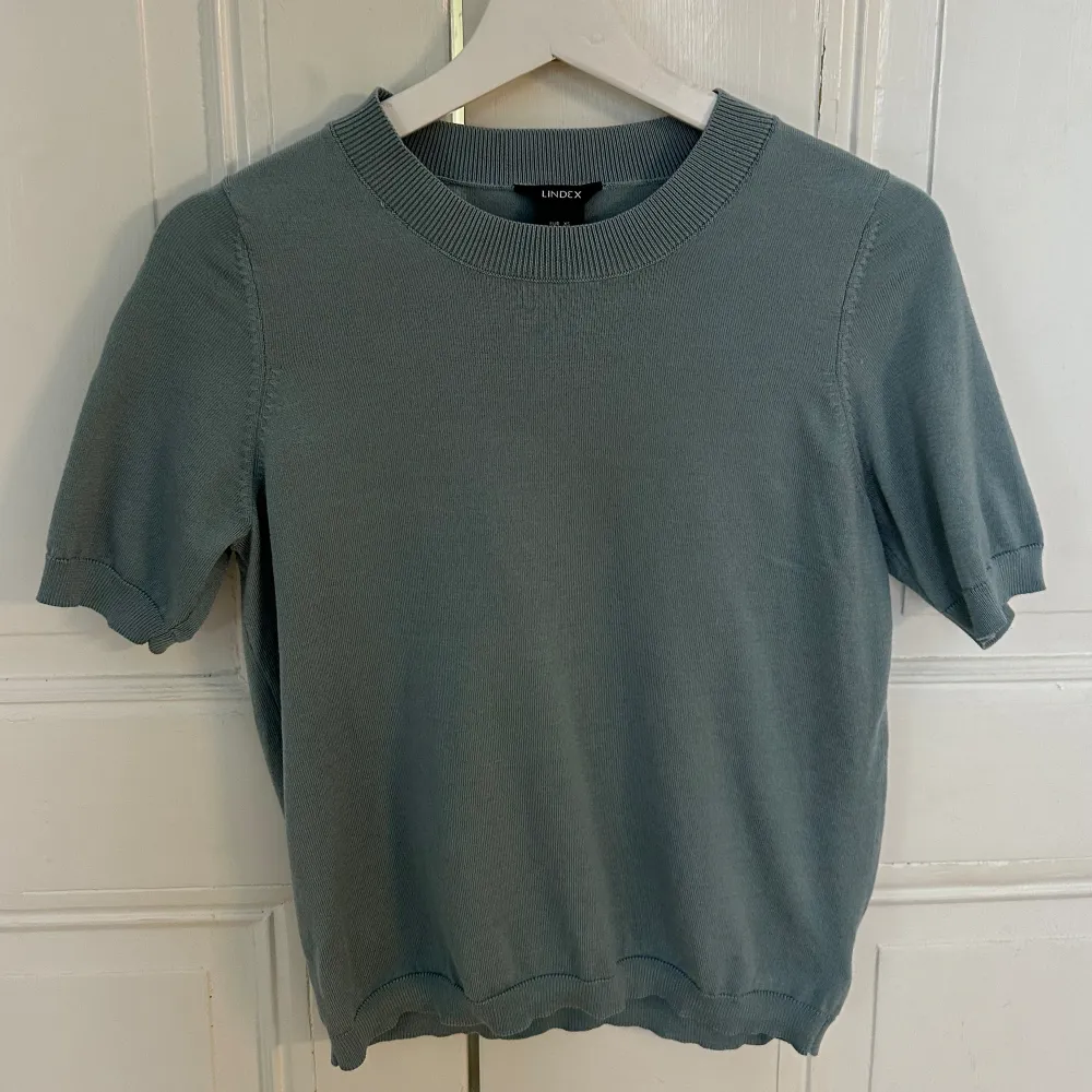 Säljer denna blå/gröna finstickade T-shirt ifrån Lindex. Den är så gott som ny då jag endast använt den någon få gång💞. T-shirts.