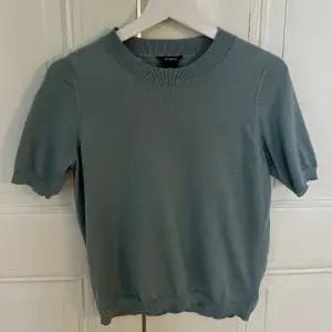 Säljer denna blå/gröna finstickade T-shirt ifrån Lindex. Den är så gott som ny då jag endast använt den någon få gång💞