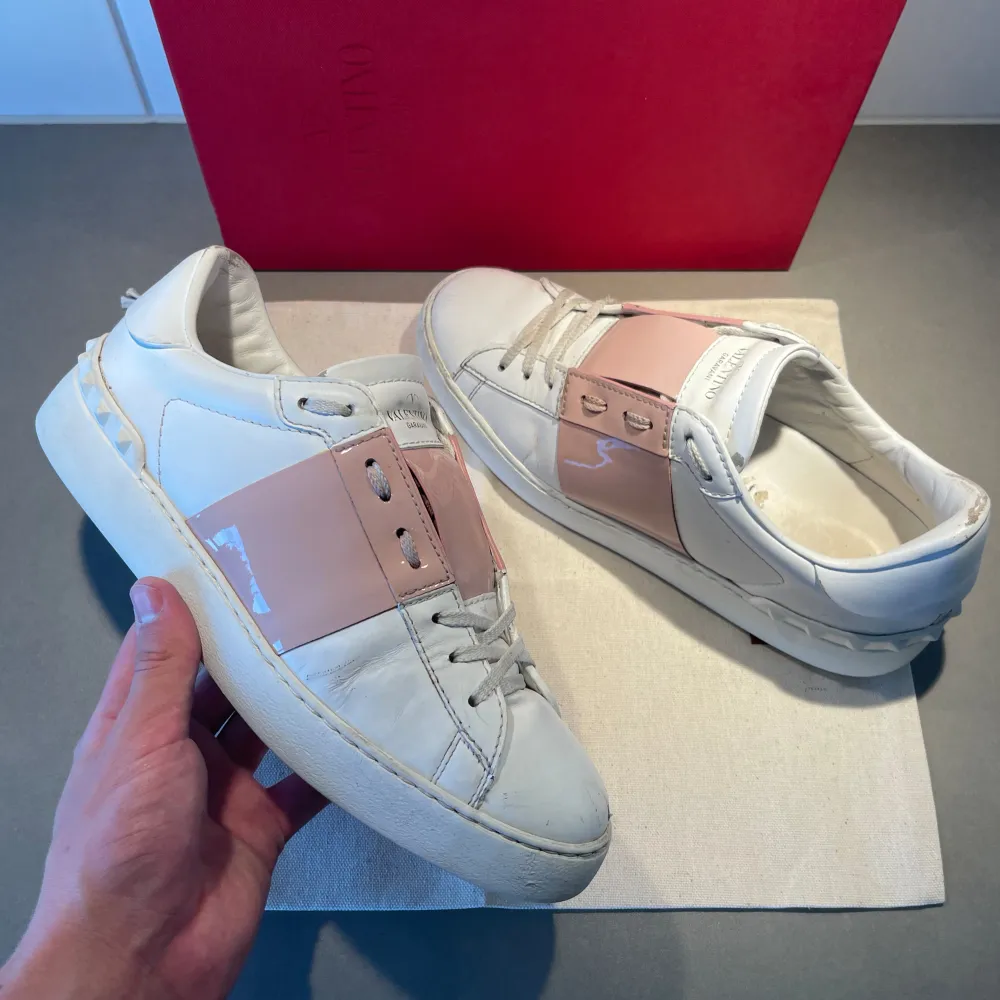 Hej! Säljer nu dessa sjukt snygga vita Valentino open skorna med en rosa kontrastfärg. Jätte fint skick. Storlek 40,5 men passar vanligtvis 0,5-1 storlek större. Tillkommer skopåse. Kan frakta eller mötas upp i Kungälv. PM 📩för fler frågor/bilder. Skor.