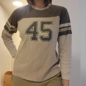 Y2K 2 in 1 långärmad tröja - Inköpt mellan år 2000-2010. Häftig långärmad tröja och t-shirt i ett (ihopsydda). Väldigt mjuk och skön i bomull. Passar både tjejer och killar! ☺️ Svarar på alla frågor.