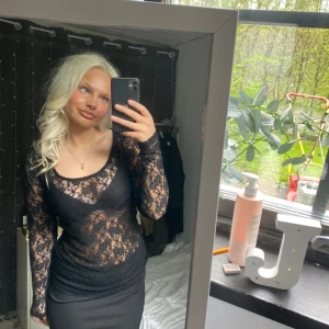 Spets topp - Genomskinlig spets topp från Gina tricot🖤Toppen är använd några få tal gånger och är i ett gott skick