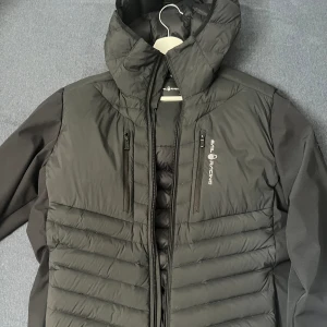 Sail Racing Antarctica Jacka  - Säljer min Sail Racing jacka eftersom den inte passar min stil längre. Använd men i bra skick, inga skador. Nypris 3499kr. Pris går att diskuteras