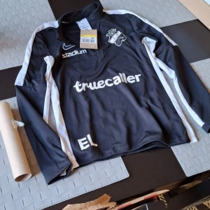 AIK 2024 tränings tröja - Storlek S i junior 128-136 aldrig använd lappen är kvar för mer information kontakta privat