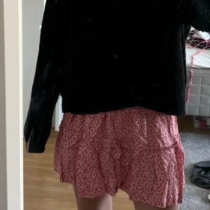 Volangkjol  - Super snygg och söt volangkjol som är röd/rosa💗dom är egentligen i barnstorlek men skulle söga att dom passar XS/S kanske M också💗 pris går att diskuteras vid snabb affär💗