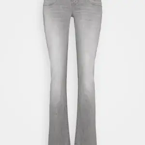 Skit snygga low waist bootcut, ltb jeans i modellen Valerie. W27 L30 Säljer pga att de tyvärr är för små på mig💌
