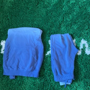 Två Nike track suit - Size XS, skick 9/10 (båda ingår)