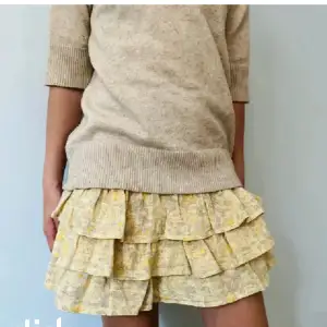 Säljer min fina kjol från zalando som bara använts en sommar❤️använd gärna köp direkt knappen💓 (lånade bilder) 