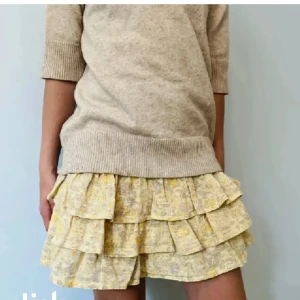 Gul kjol - Säljer min fina kjol från zalando som bara använts en sommar❤️använd gärna köp direkt knappen💓 (lånade bilder) 