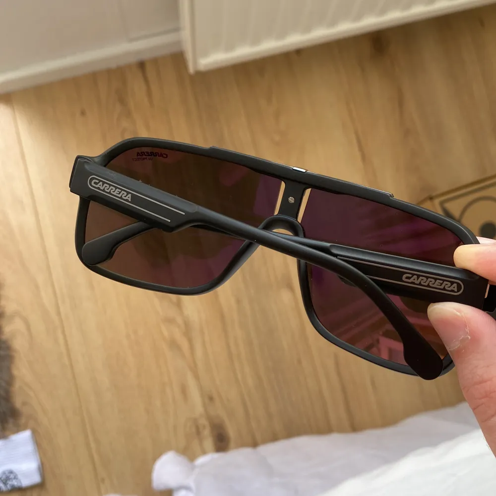 Tjena säljer nu mina Solglasögon från carrera som knappt är använda och är i nyskick.. Accessoarer.