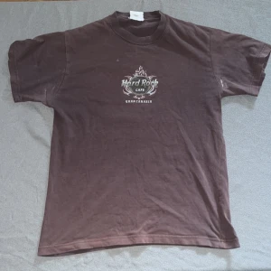 Y2k Hard Rock Cafe T-shirt - Vintage hard rock tröja med riktigt coolt baksido tryck, tröjan är ganska liten dock så är den fortfarande i väldigt hög kvalitet