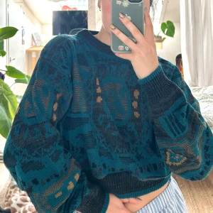 Stickad tröja  - Croppad stickad tröja köpt på Urban Oitfitters Blå/Grön Väldigt bra skick!! Passar XS-M 