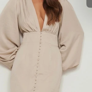 Klänning  - Sååå fin klänning ja gärna hade behållt men för liten för mig så hoppas någon annan får användning för den Ej använd så i super fint skick