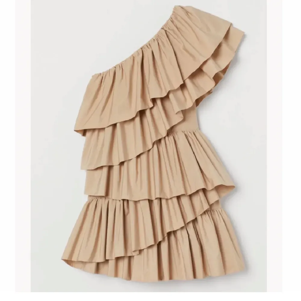 Säljer denna coola klänningen från H&M Conscious. Upplever den som en liten 38. Mycket bra skick! Nypris 1300:- . Klänningar.