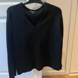 Svart stickad V ringad tröja - Stl:M, svart tröja V ringad. Använd skick, jätte skön. 