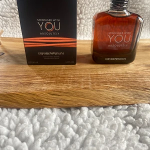 Stronger with You Absolutely 100ml - Parfym som jag har fått i present men som jag inte kommer använda så ofta så därför säljs den för en billig peng(nypris 1300kr) men mitt pris är 800 bjuder på frakt vid en smidig affär Mvh Axel 