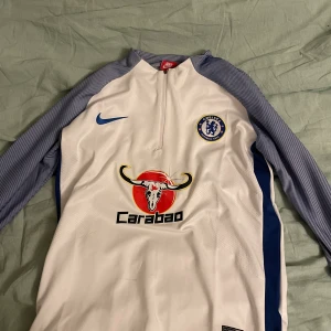Chelsea tröja - Säljer min Nike chelsea långärmade tröja. Den är i storlek s. Knappt använd, 3-5 gånger Max. Bra skick utom att dragkedjan är lite sönder. Den går att stänga och öppna men saken som ska sitta på dragkedjan som man ska dra i har lossnat.
