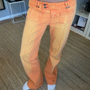 Orange coola jeans - Säljer dessa as coola orangea jeans med ljusare/gula ränder!! Köpte second hand i London för ca 1100kr. Lite stora för mig runt midjan men perfekt i längden. Är 175. De är lite mjukare i materialet🔥🔥🔥