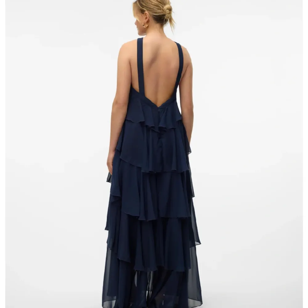 Världens finaste och super trendiga klänning med volanger från VEROMODA x Felicia Wedin💕 Jättefin marinblå färg💙 Slutsåld på hemsidan ☀️. Klänningar.