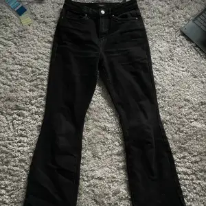 ett par svarta jeans från vero moda, säljer dom för de kommer inte till andväning för ca 200-300