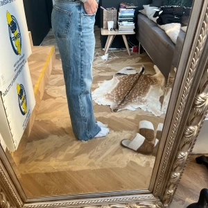 Blåa jeans från zara🫐 - Använda ett par gånger, har ett hål i fickan där fram💓använder 38-40 vanligtvis men passar mig