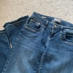 Säljer mina jättefina Ltb jeans då dom inte kommer till användning. Storlek W27 L30 men har sprättat upp dom där nere, pris går att diskutera men säljer inte under 500💞💞