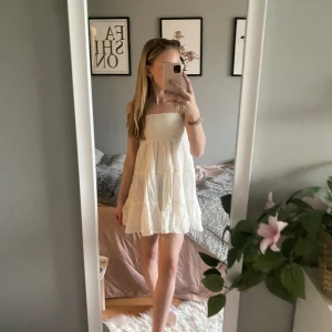 En superfin sommarklänning - En vit kort klänning med tunna axelband. Bara använd några få gånger och den är helt utan defekter🫶🏻💗