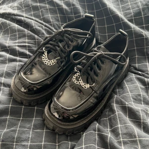 Lackade lågskor - Aldrig använda 