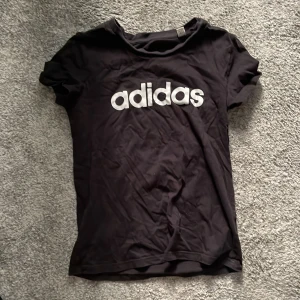 Svart adidas Tshirt - Inga fel 💕