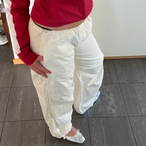 Vita Parachute pants  - Säljer dessa oanvända vita parachute pantsen från Pull & Bear i storlek M. Om du har övriga frågor eller önskar fler bilder är det bara att hmu! Köp direkt för 100kr.💞