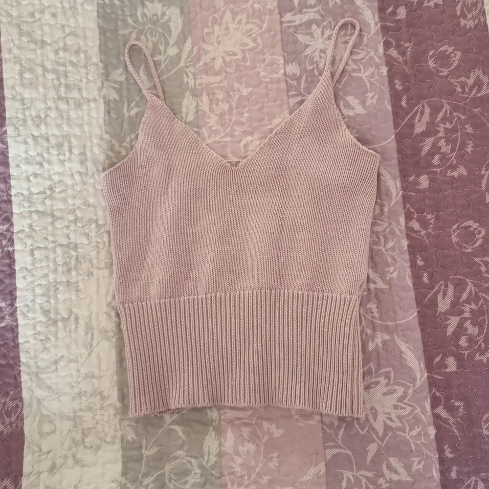 Jättegulligt linne från Brandy Melville som är perfekt inför sommaren💘 Skulle säga att den är rosa/lila. Storleken är onesize men sitter som xs/s.. Toppar.