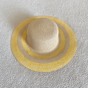 Vintage stor gulrandig solhatt - Solhatt köpt i second hand butik. Utan anmärkningar.