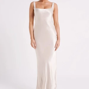 Balklänning - Säljer denna fina champagne färgade klänning från meshki, endast testad! Då jag bestämde mig för en annan balklänning🌸