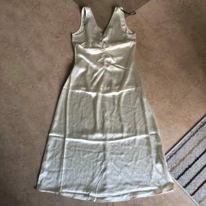 Superfin benvit klänning i silkesliknande material från H&M. Storlek M. Passar utmärkt till studenten. Aldrig använd, bara provad. Säljer för 150 kr. Köparen står för frakten 💕