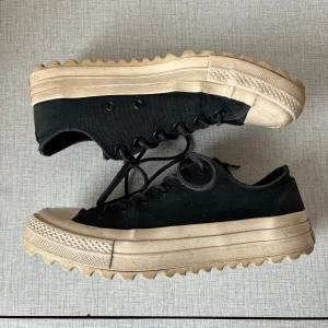 Vintage Converse All Star shoes - Snygga Converse i bra sick. Haft i några år men är inte ett dugg slitna, väldigt bra kvalité!! Snygga till baggyjeans, loosefit jeans eller jorts. Klacken är 3 cm hög.