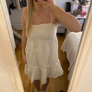 Studentklänning  - Så fin klänning från other stories storlek 36, passar perfekt inför studenten🥰Har en liten fläck som borde gå att tvätta bort, men därav det lägre priset!
