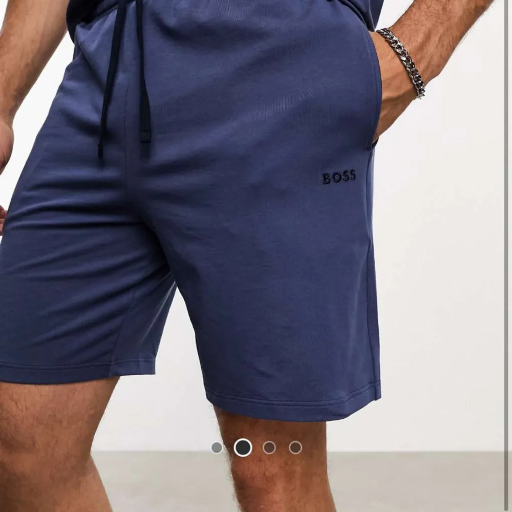Ett par helt nya blåa Hugo boss tränings shorts. Shortsen är helt oanvända med prislapp i super bra kvalitet. Priset är inte fast.. Shorts.