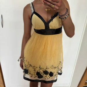 Sommar klänning silke❤️ - Såå söt sommarklänning! Från tfnc, storlwk 1, passar som s- m. Stretchig. Äkta silke. Fina broderier och detaljer med pärlor. Köp via köp nu direkt eller Swish, kvar tills markerad som såld ❤️ jag är 168