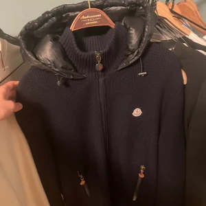 Moncler cardigan - Säljer min moncler cardigan eftersom den är för liten. Perfekt till sommarkvällarna. Tveka inte på att fråga något. 