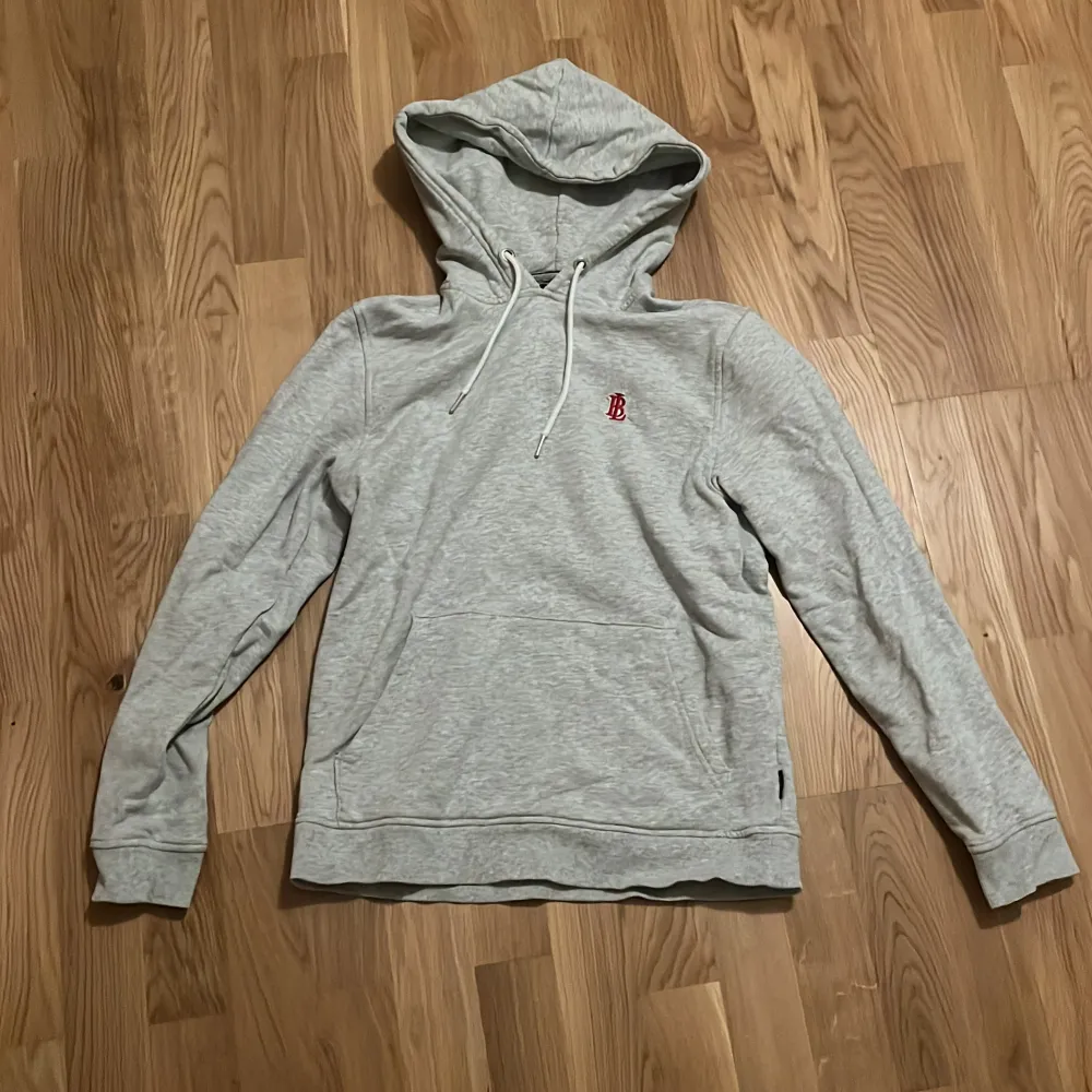 Riktigt fet hoodie från märket bondelid i storlek S. Jag säljer tröjan då den är för liten för mig och inte kommer till så mycket användning längre. Skick: 9/10 Nypris: 700kr Mitt pris: 249 Kontakta gärna för minsta lilla fundering🙌. Hoodies.