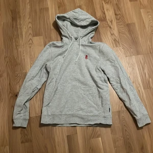 Bondelid hoodie - Riktigt fet hoodie från märket bondelid i storlek S. Jag säljer tröjan då den är för liten för mig och inte kommer till så mycket användning längre. Skick: 9/10 Nypris: 700kr Mitt pris: 249 Kontakta gärna för minsta lilla fundering🙌